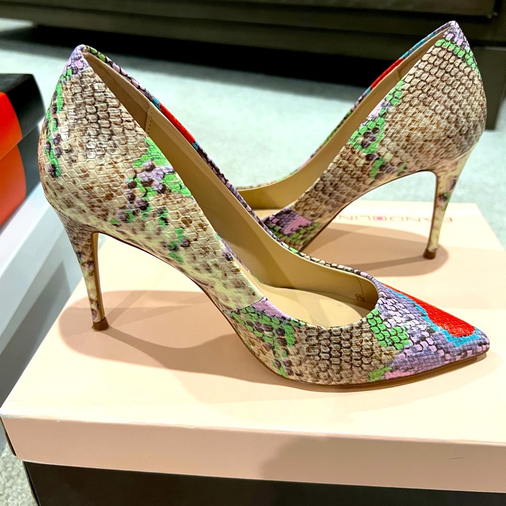 Stylish snake print pump